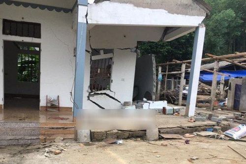 'Hố tử thần' xuất hiện giữa sân nhà, cả gia đình hoảng hốt tháo chạy