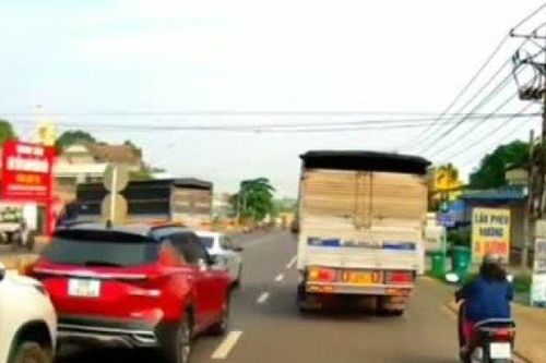 Clip: Chạy xe kiểu 'một mình, một đường', xe tải khiến ô tô con vỡ đầu