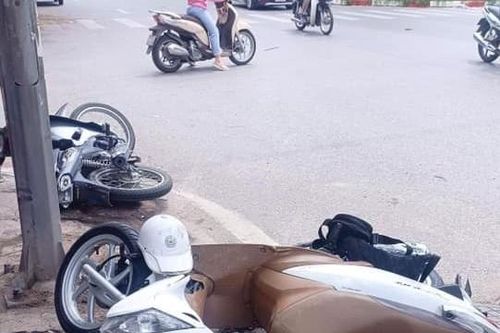 Hà Nội: 2 xe máy lao vào nhau khiến 3 người thương nặng