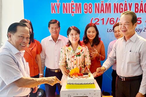 Thành ủy, HĐND, UBND, UBMTTQVN TP. Long Xuyên họp mặt báo chí nhân ngày 21-6