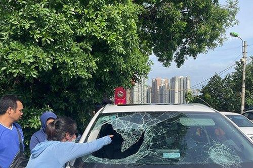 Hà Nội: Người phụ nữ điên cuồng đập vỡ kính ô tô, công an vào cuộc xác minh