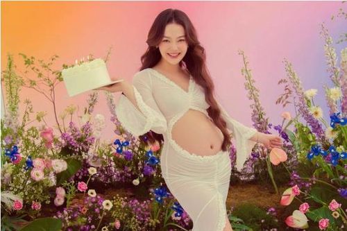 Minh Hằng khoe trọn bụng bầu mừng sinh nhật tuổi 36