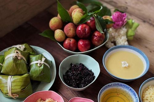 Rượu nếp, hoa tươi đắt hàng, sức mua set 'Đoan Ngọ' giảm