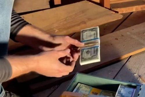 Tìm thấy 'kho báu' trong hộp sắt được ông nội cất giấu trên mái nhà