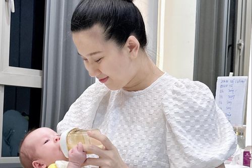 Minh Thảo đăng ảnh con trai đầu lòng