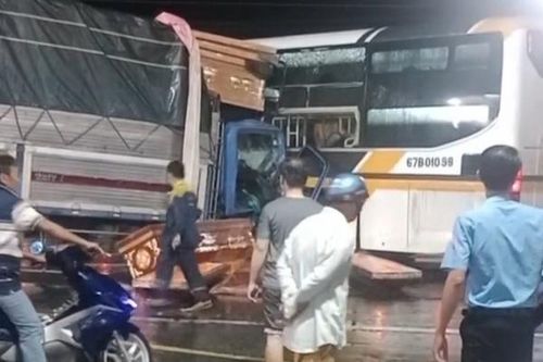 Xe tải đâm xe giường nằm trên Quốc lộ 1, nhiều quan tài ngổn ngang trên đường