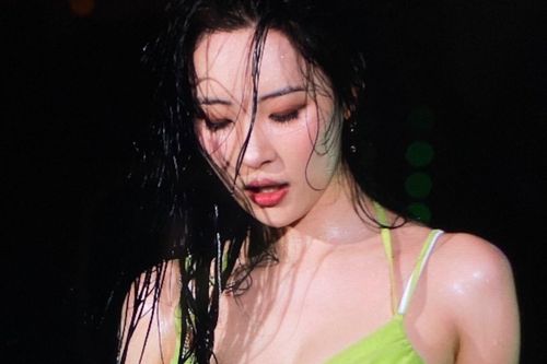 Sunmi trình diễn ở lễ hội nước