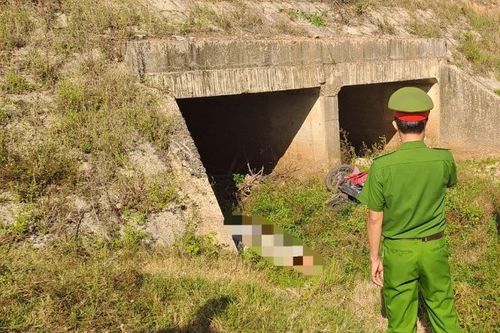 Tá hỏa phát hiện người đàn ông tử vong dưới cống