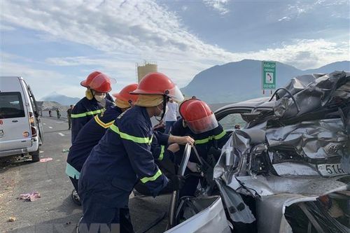 Xe con biến dạng hoàn toàn sau tai nạn trên cao tốc Cam Lâm-Nha Trang