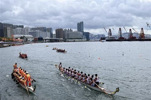 Hong Kong: Sôi động cuộc Đua Thuyền Rồng Quốc tế tại Cảng Victoria
