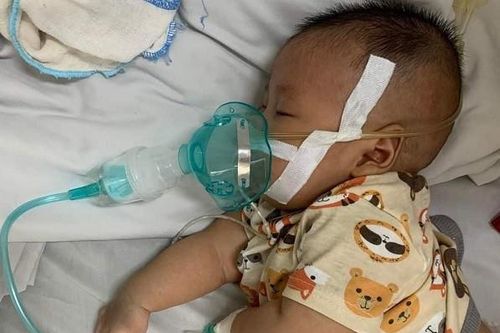 Mẹ đơn thân đưa con 3 tháng tuổi đi khắp nơi tìm kiếm hy vọng sống
