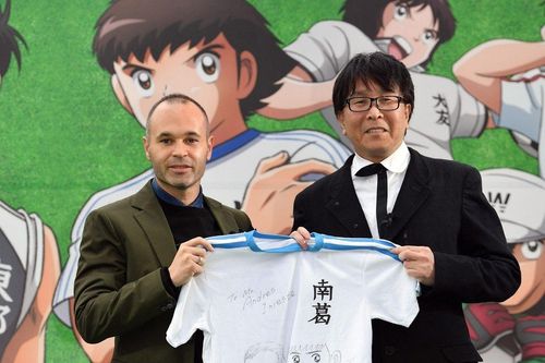 Tác giả Captain Tsubasa được vinh danh giống HLV Troussier