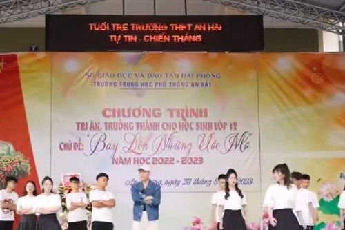 Thầy Hiệu phó vừa nhảy vừa hát cực 'sung' trong buổi chia tay học sinh lớp 12
