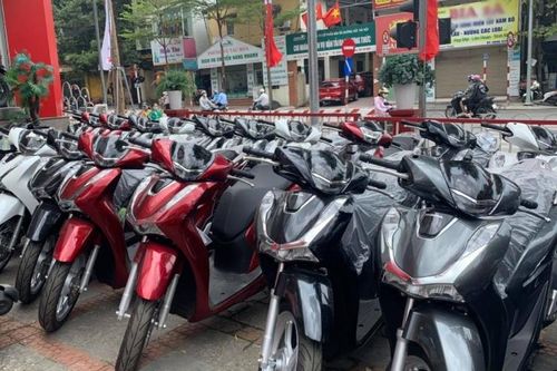 Có khuyến mãi khủng, vì sao doanh số xe máy vẫn lao dốc?
