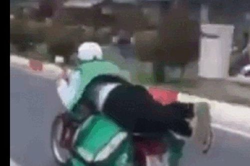 Clip: Shipper giao hàng nằm trên xe máy lao như tên lửa