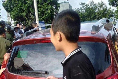 Khởi tố vụ án, tạm giữ hình sự 3 công an bắn chết dê của dân