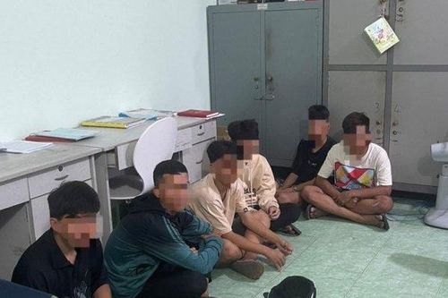 Nhóm thiếu niên lao vào đánh người đi đường để cướp tiền tiêu xài