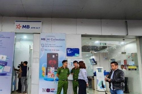 Tin tức 24h qua: Cô gái vừa rời đi, cây ATM liền nhả ra 37 triệu đồng