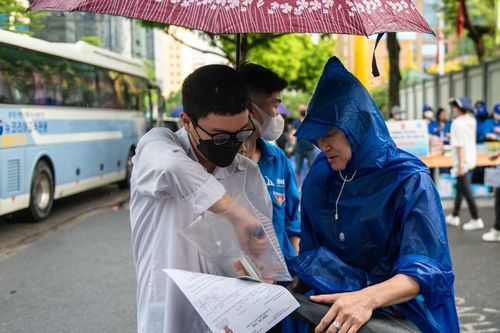 Phụ huynh Hà Nội đội mưa đưa con đi thi ngày đầu