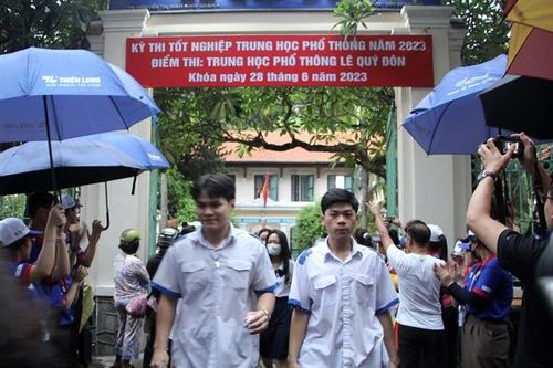 TP.HCM: 1 trường hợp bị đình chỉ, 2 được đặc cách, nhiều thí sinh bị mệt, bị gãy tay