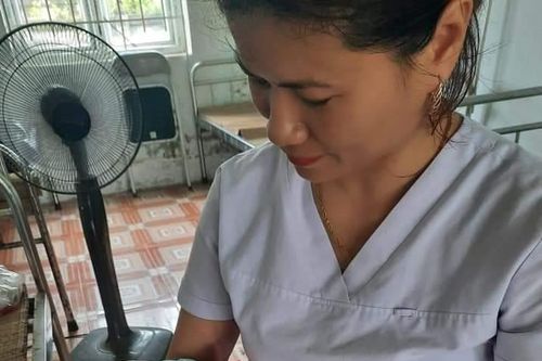 Cháu bé bị bỏ rơi ở chân cầu vượt đã được mẹ đón về