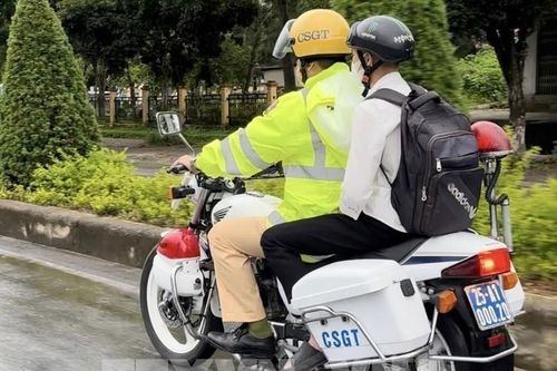 Kỳ thi tốt nghiệp THPT 2023: CSGT chở nữ sinh về nhà lấy giấy tờ để kịp giờ thi
