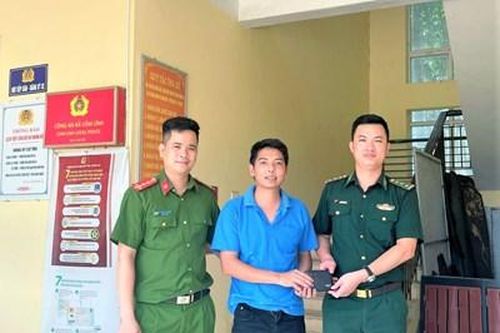 Quân nhân nhặt được của rơi trả lại người đánh mất