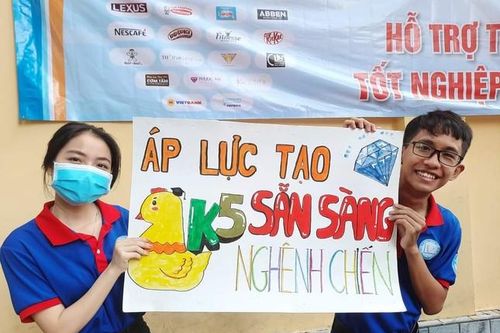 Tiếp sức tinh thần thí sinh qua vẽ tranh, thiết kế slogan cổ động, gấp hạc giấy…