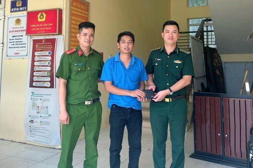 Cán bộ Biên phòng nhặt được của rơi trả lại người đánh mất
