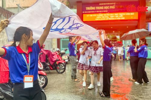 Đề tiếng Anh không khó, thí sinh vui vẻ kết thúc môn thi cuối