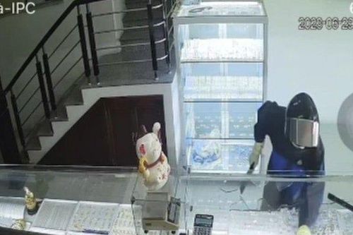 Truy tìm nam thanh niên cướp tiệm vàng trắng trợn tại Lào Cai