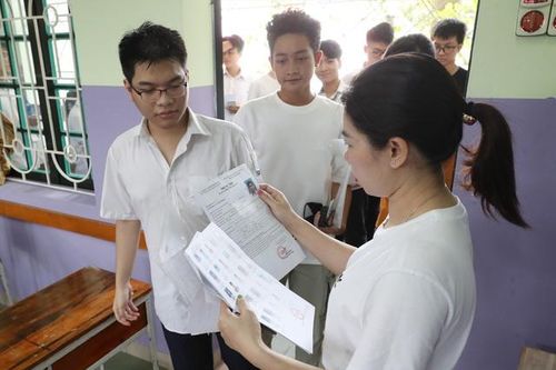 Lọt đề thi tốt nghiệp THPT môn Toán, Văn: Đình chỉ 2 thí sinh và tạm dừng nhiệm vụ coi thi với nhiều cán bộ liên quan