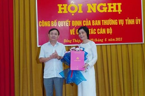 Trao quyết định nghỉ hưu cho Phó Hiệu trưởng Trường Chính trị tỉnh