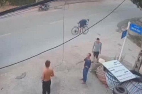 Clip: Suýt gây họa cho xe ô tô, 'biker' có hành động đẹp khiến cư dân mạng trầm trồ