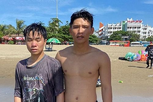 Thanh Hóa: Kịp thời cứu sống nam học sinh bị sóng biển cuốn ra xa
