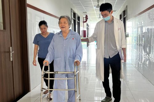 Mời chuyên gia về phẫu thuật cột sống cho bệnh nhân