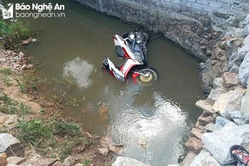 Xe máy mất lái lao xuống mương, 1 người chết, 1 người bị thương