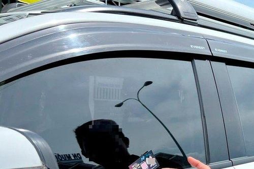 Phát hiện 2 thanh niên nghi là người kẹp danh thiếp nội dung khiêu dâm lên các ô tô