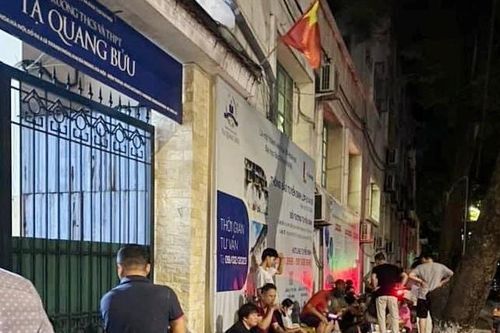 Xếp hàng xuyên đêm nộp hồ sơ lớp 10: Hà Nội sẽ mở rộng đăng ký trực tuyến