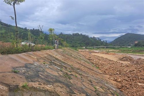 Hoàn thành khắc phục sạt lở bờ kè sông Pô Kô trước mùa lũ về