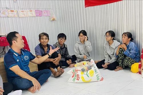 Anh 'cán bộ tư pháp' và nhóm 'Vạn Sự Tùy Duyên' miệt mài làm thiện nguyện