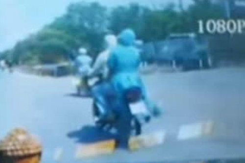 Clip: 'Ninja' ngồi sau xe máy bất ngờ bị quật ngã vì... chiếc áo