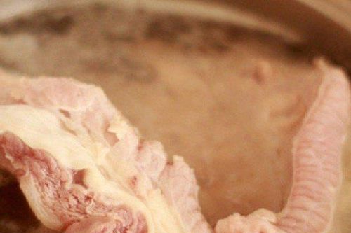 Có nên chần thịt qua nước sôi trước khi chế biến?