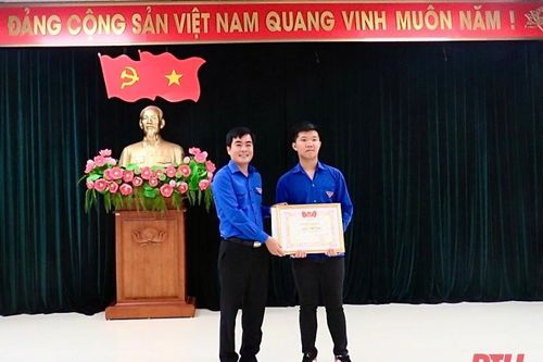 Tỉnh đoàn trao tặng bằng khen cho học sinh xuất sắc vào vòng chung kết Đường lên đỉnh Olympia năm 2023