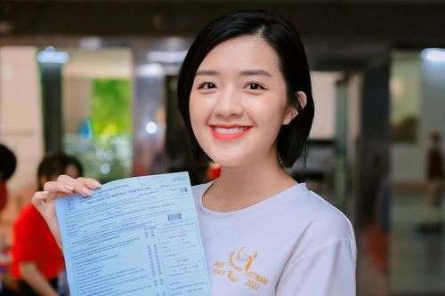 Á hậu Quản Gia Hân cùng ca sĩ Thu Trang đi hiến máu và tặng quà bệnh nhi
