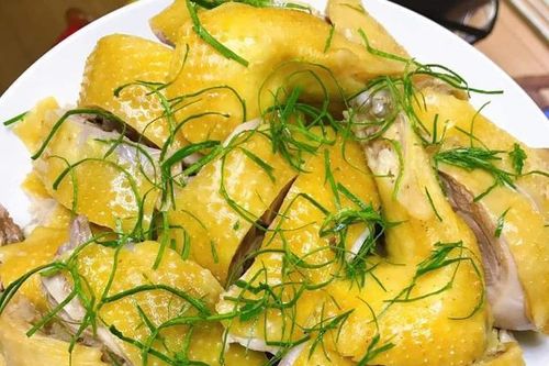 Công thức nấu ăn: Cách luộc gà thịt mềm ngọt, da giòn không bị nứt, lên màu vàng đẹp mắt như ngoài hàng nhờ cho vài sợi này