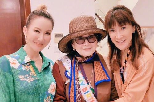 Mẹ của Coco Lee suy sụp sau khi con gái qua đời