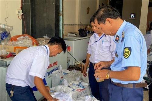 Phát hiện hơn 1,3 tấn đùi gà, chân giò lợn đông lạnh hết hạn sử dụng