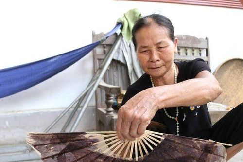 Cặp vợ chồng đau đáu với nghề quạt giấy thủ công