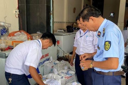 Hơn 1,3 tấn thịt gà, chân giò lợn... hết hạn sử dụng vẫn được kinh doanh
